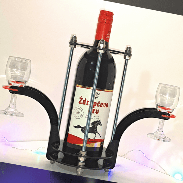 Stalak za vino i dvije case