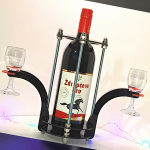 Drveni stalak za vino i dvije čaše - personalizirani poklon